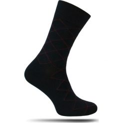 Modne Skarpetki Męskie Chattier -Ciemnogranatowe Tło, Czerwone Romby SKCH0039classic. Niebieskie skarpetki męskie Chattier, z bawełny. Za 12,90 zł.