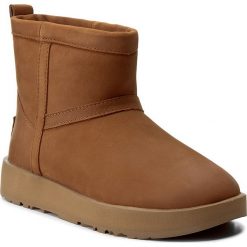 Buty UGG - W Classic Mini L Waterproof 1019641 W/Che. Brązowe kozaki damskie skórzane marki Ugg. W wyprzedaży za 519,00 zł.
