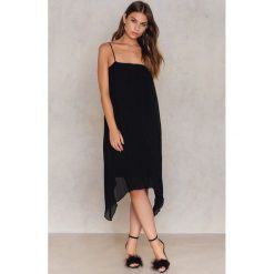 NA-KD Party Plisowana sukienka z asymetrycznym wykończeniem - Black. Czarne sukienki damskie NA-KD Party, na imprezę, bez wzorów, z poliesteru, z falbankami, bez rękawów, asymetryczne. W wyprzedaży za 60,88 zł.