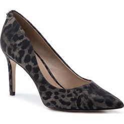 Szpilki GUESS - Bennie12 FL7B12 ESU08 LEOPARD. Czarne półbuty damskie Guess, z aplikacjami, ze skóry ekologicznej, bez obcasa, na obcasie, bez zapięcia. Za 529,00 zł.