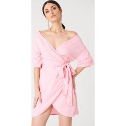 Sukienki: Kristin Sundberg for NA-KD Kopertowa sukienka z odkrytymi ramionami – Pink