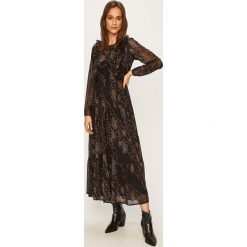 Vero Moda - Sukienka. Pomarańczowe sukienki damskie Vero Moda, na co dzień, s, bez wzorów, z poliesteru, casualowe, z okrągłym kołnierzem, z długim rękawem, długie, maxi, rozkloszowane. W wyprzedaży za 179,90 zł.