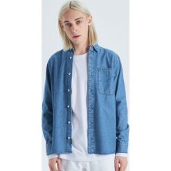 Jeansowa koszula o kroju comfort - Niebieski. Niebieskie koszule męskie Cropp, s, bez wzorów, z jeansu, bez kołnierzyka, bez rękawów. W wyprzedaży za 69,99 zł.