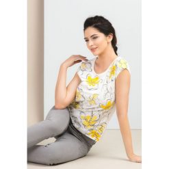 Bluzka w kolorowe kwiaty. Bluzki damskie Monnari, s, z nadrukiem, z bawełny, bez kołnierzyka, z krótkim rękawem. Za 39,95 zł.
