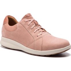 Półbuty CLARKS - Un Adorn Lace 261414374 Rose Combi. Różowe półbuty damskie Clarks, na co dzień, bez wzorów, ze skóry, bez obcasa, na płaskiej podeszwie, bez zapięcia. W wyprzedaży za 299,00 zł.