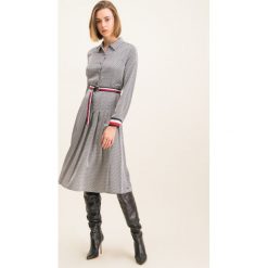 Sukienka koszulowa TOMMY HILFIGER Demi WW0WW26624. Niebieskie sukienki damskie TOMMY HILFIGER, na co dzień, bez wzorów, z wiskozy, z koszulowym kołnierzykiem, bez rękawów, proste. W wyprzedaży za 729,00 zł.