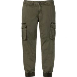 Spodnie "bojówki" Regular Fit Straight bonprix ciemnooliwkowy. Zielone spodnie męskie bonprix, m, bez wzorów. Za 129,99 zł.