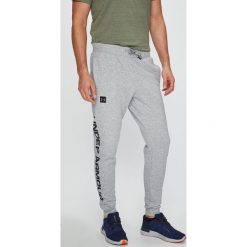 Under Armour - Spodnie Rival. Spodnie męskie Under Armour. W wyprzedaży za 179,90 zł.