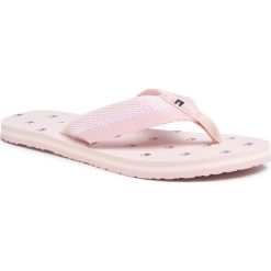 Japonki TOMMY HILFIGER - Flag Beach Sandal FW0FW04812 Pale Pink TJP. Różowe klapki damskie TOMMY HILFIGER, bez wzorów, z tworzywa sztucznego, bez obcasa. W wyprzedaży za 109,00 zł.