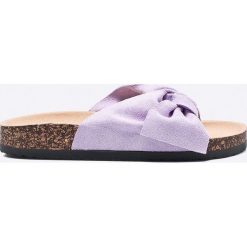 Answear - Klapki Ideal Shoes. Różowe klapki damskie marki ANSWEAR, bez wzorów, z materiału, bez obcasa, na obcasie. W wyprzedaży za 69,90 zł.