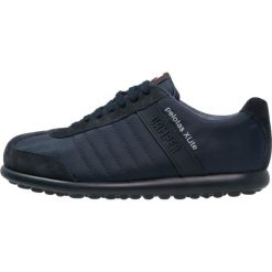 Camper PELOTAS XL Sneakersy niskie navy. Niebieskie sneakersy męskie marki Camper, bez wzorów, ze skóry, bez zapięcia. W wyprzedaży za 383,20 zł.