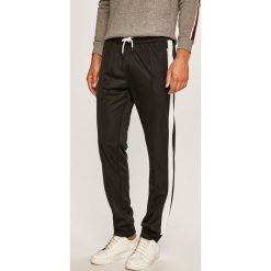 Guess Jeans - Spodnie. Czarne spodnie męskie Guess Jeans, na co dzień, s, z aplikacjami, z poliesteru, casualowe. Za 369,90 zł.