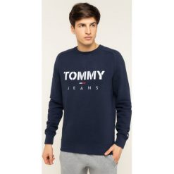 Bluza Tommy Jeans Tjm Melange Tommy Crew DM0DM07401. Niebieskie bluzy męskie Tommy Jeans, s, bez wzorów, z elastanu, bez kołnierzyka, bez rękawów, bez kaptura. W wyprzedaży za 299,00 zł.
