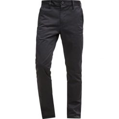 GStar BRONSON SLIM CHINO Chinosy black. Czarne chinosy męskie marki G-Star, z bawełny. W wyprzedaży za 367,20 zł.