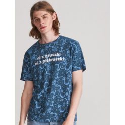 T-shirt z nadrukiem i napisem - Szary. Szare t-shirty męskie Reserved, s, z nadrukiem, bez kołnierzyka. Za 39,99 zł.