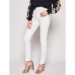 Jeansy Slim Fit Silvian Heach Veronica PGP20650JE. Białe jeansy damskie Silvian Heach, bez wzorów, z jeansu. W wyprzedaży za 219,00 zł.