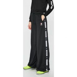 Reebok Classic - Spodnie. Czarne spodnie damskie Reebok Classic, s, bez wzorów, z poliesteru, casualowe. W wyprzedaży za 149,90 zł.