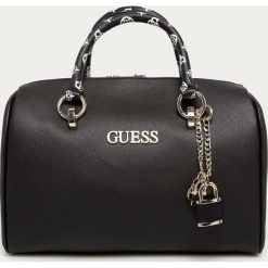 Guess Jeans - Torebka. Czarne kuferki damskie Guess Jeans, w paski, z poliesteru, na ramię, z nadrukiem, bez dodatków. Za 729,90 zł.