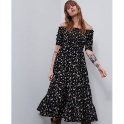 Sukienka w kwiaty z odkrytymi ramionami -. Sukienki damskie Reserved, s, w kwiaty, bez kołnierzyka, bez rękawów, z odkrytymi ramionami. Za 119,99 zł.