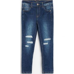 Jeansy slim fit z przetarciami -. Jeansy damskie Reserved. Za 69,99 zł.