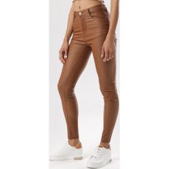 Ciemnobrązowe Spodnie Skinny Fontanella. Pomarańczowe spodnie damskie Born2be, s. W wyprzedaży za 89,99 zł.