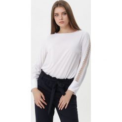 Biała Bluzka Jeanette. Białe bluzki damskie Born2be, na co dzień, s, bez wzorów, z jeansu, eleganckie, z okrągłym kołnierzem, z długim rękawem. Za 59,99 zł.