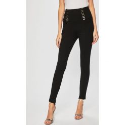 Guess Jeans - Legginsy. Czarne spodnie damskie Guess Jeans, s, z aplikacjami, z wiskozy, casualowe. W wyprzedaży za 299,90 zł.