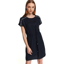 Sukienka damska z haftem. Sukienki damskie Top Secret, na co dzień, na lato, s, z haftami, eleganckie, bez kołnierzyka, z krótkim rękawem, krótkie, mini. W wyprzedaży za 59,99 zł.