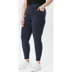Granatowe Spodnie Jegginsy Olesesis. Niebieskie jeansy damskie Born2be, xl. Za 59,99 zł.