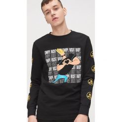 Koszulka Johnny Bravo - Czarny. Czarne koszulki męskie Cropp, s, bez wzorów, bez kołnierzyka, długie. W wyprzedaży za 35,99 zł.