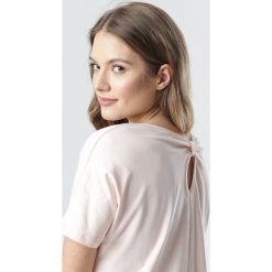 Jasnoróżowy T-shirt Aclurgh. Różowe bluzki damskie Born2be, s, bez wzorów, bez kołnierzyka, bez rękawów. W wyprzedaży za 54,99 zł.