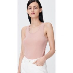 Top z koronką - Różowy. Różowe topy damskie Sinsay, s, w koronkowe wzory, z koronki, bez kołnierzyka. Za 14,99 zł.