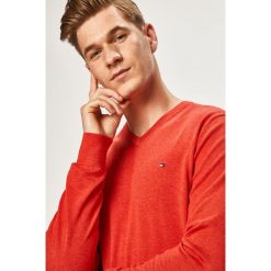 Tommy Hilfiger - Sweter. Czerwone swetry męskie TOMMY HILFIGER, s, bez wzorów, z jedwabiu, bez kołnierzyka, bez kaptura. W wyprzedaży za 239,90 zł.