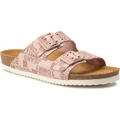 Klapki TOMMY JEANS - Allover Print Flat Sandal EN0EN00455 Lotus 662. Różowe klapki damskie Tommy Jeans, bez wzorów, z jeansu, bez obcasa. W wyprzedaży za 209,00 zł.