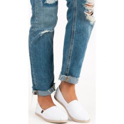 BIAŁE WSUWANE ESPADRYLE. Białe espadryle damskie marki McKeylor. Za 32,90 zł.