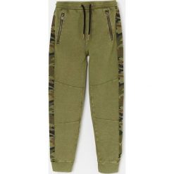 Joggery z przeszyciami i lampasami - Khaki. Brązowe spodnie męskie Reserved, bez wzorów. Za 69,99 zł.