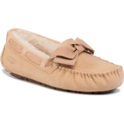 Kapcie UGG - W Dakota 1020031 Soch. Pomarańczowe klapki damskie Ugg, z aplikacjami, z wełny, bez obcasa. W wyprzedaży za 319,00 zł.