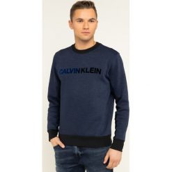 Sweter Calvin Klein Tone On Tone Logo K10K104953. Niebieskie swetry męskie Calvin Klein, xl, bez wzorów, z bawełny, klasyczne, z klasycznym kołnierzykiem, bez kaptura. W wyprzedaży za 279,00 zł.