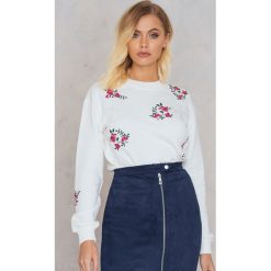 Bluzy damskie: Andrea Hedenstedt x NA-KD Bluza z haftem – White