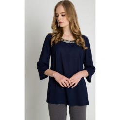 Granatowa elegancka bluzka z rękawem 3/4 BIALCON. Czarne bluzki damskie marki BIALCON, bez wzorów, z materiału, eleganckie, bez kołnierzyka, z krótkim rękawem. W wyprzedaży za 174,00 zł.