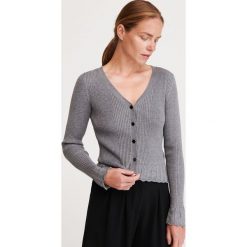 Sweter z prążkowanej dzianiny - Szary. Szare swetry damskie Reserved, s, bez wzorów, z dzianiny, bez rękawów, bez kaptura. W wyprzedaży za 39,99 zł.