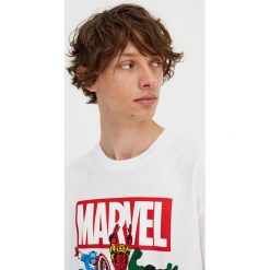 Czarna koszulka z krótkim rękawem i superbohaterami Marvela. Białe koszulki męskie Pull&Bear, m, bez wzorów, bez kołnierzyka, z krótkim rękawem, krótkie. Za 59,90 zł.