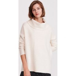 Sweter z luźnym golfem - Kremowy. Białe swetry damskie Reserved, s, bez wzorów, bez rękawów, bez kaptura. W wyprzedaży za 69,99 zł.