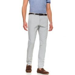 Spodnie chino ze strukturalnej tkaniny. Szare spodnie męskie Top Secret, na co dzień, na lato, s, bez wzorów, z elastanu, eleganckie. W wyprzedaży za 79,99 zł.