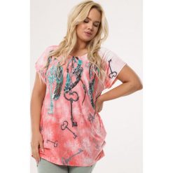 Koralowa Bluzka Amazingly. Pomarańczowe bluzki damskie Born2be, xl, z nadrukiem, z okrągłym kołnierzem, z krótkim rękawem. Za 59,99 zł.