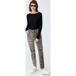 Jeansy mom fit w panterkę. Jeansy damskie Pull&Bear, bez wzorów, z jeansu. Za 109,00 zł.