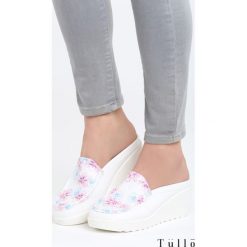 Niebieskie Klapki Think Differently. Niebieskie buty ślubne damskie marki Born2be, z materiału, na wysokim obcasie, na koturnie. Za 79,99 zł.