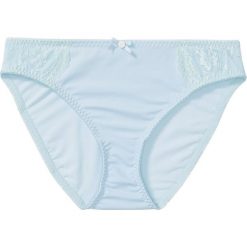 Figi bonprix jasnoniebiesko-ecru. Niebieskie majtki damskie bonprix, w koronkowe wzory, z koronki. Za 29,99 zł.