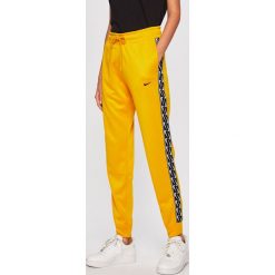 Nike Sportswear - Spodnie. Czarne spodnie damskie Nike Sportswear, s, bez wzorów, z bawełny, casualowe. W wyprzedaży za 179,90 zł.