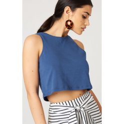 NA-KD Basic Krótki top na ramiączkach - Blue. Niebieskie topy damskie NA-KD Basic, bez wzorów, z okrągłym kołnierzem. W wyprzedaży za 22,40 zł.
